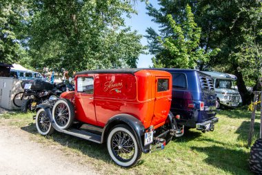 Parktaki klasik araba.