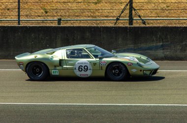 Klasik araba yarışı.