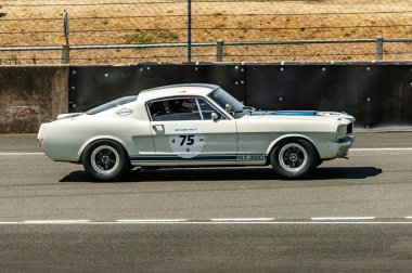 Klasik araba yarışı.