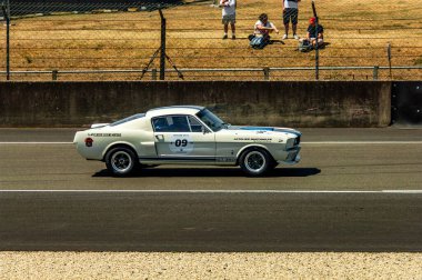 Klasik araba yarışı.