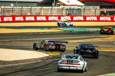 Klasik araba yarışı.