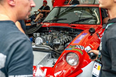 Yarış pistinde kırmızı araba