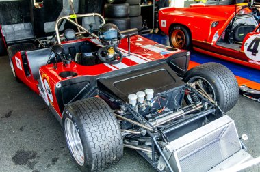 Kırmızı ve mavi araba