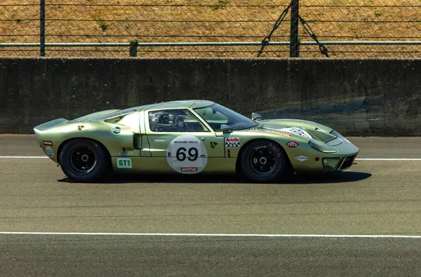 Klasik araba yarışı.