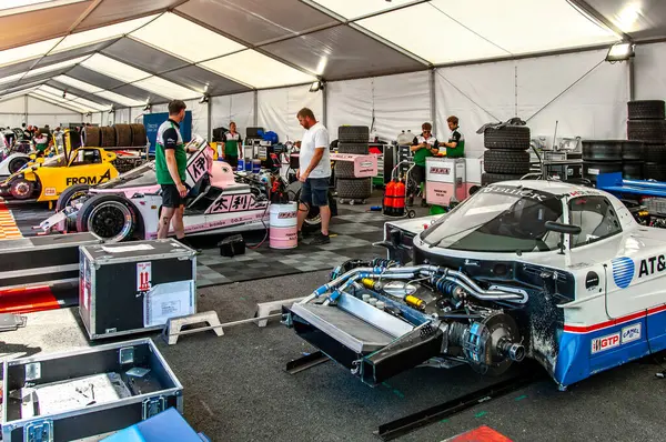 Araba yolda yarışıyor.