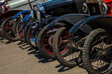 Sokakta klasik bir bisiklet.