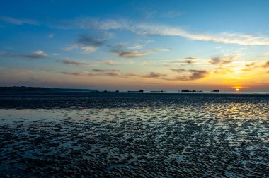 Düşük tide ve günbatımı