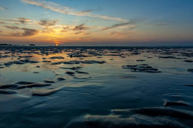 Gölün üzerinde güzel bir gün batımı.