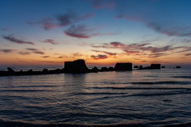 Denizin üzerinde güzel bir gün batımı