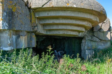 Eski bir askeri sığınağın terk edilmiş binası..
