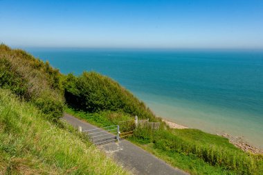 Deniz kıyısının kıyısından uçurumdan denize kadar manzarası var.