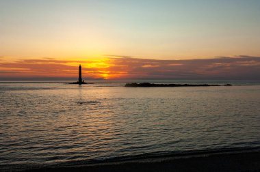 Sabahları deniz kıyısında gün batımı