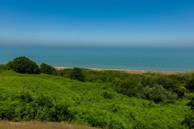 Deniz manzarası ve kumsal.