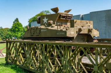 Parktaki askeri tank.