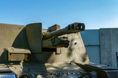 Askeri müzenin arka planındaki eski tank.