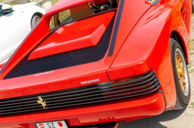 kırmızı ve beyaz vintage ferrari 39018