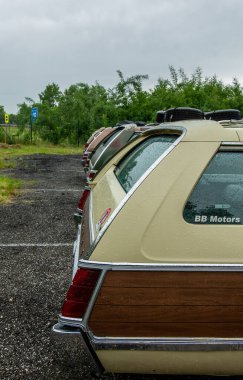 Siyah beyaz çizgili eski bir araba.