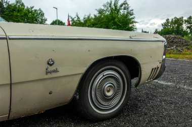 Yoldaki eski klasik araba.