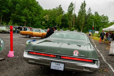 Otoparka park etmiş arabalar..