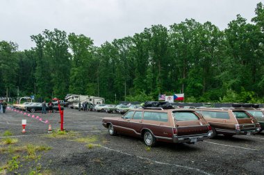 Otoparka park etmiş arabalar..