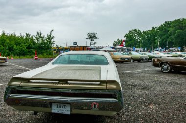 Şehirdeki eski araba.