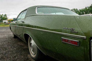 yeşil renkli eski araba