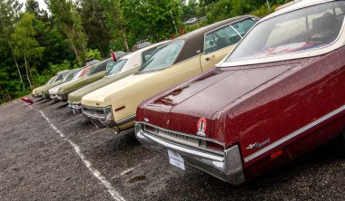 Tayland 'a park etmiş eski araba.