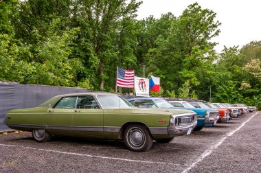 Amerikan araba parkında Amerikan bayrakları