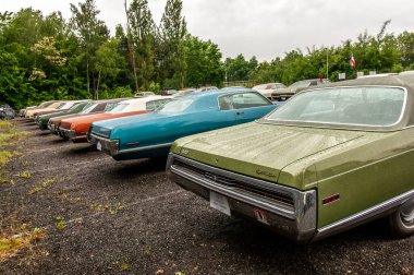 Eski arabalar park yerinde.