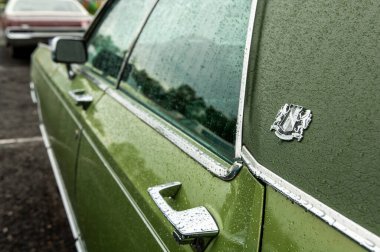 Eski bir arabanın kapağını kapatın.