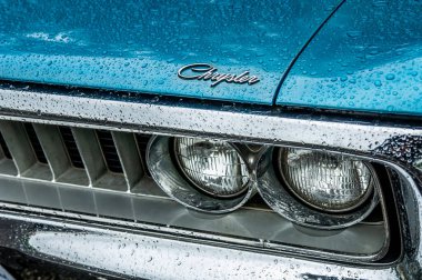 Mavi arka planı olan klasik bir araba.