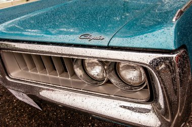 Klasik bir arabaya yaklaş.