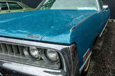 Eski mavi klasik araba