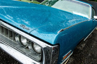 Mavi ve beyaz bir arabaya yaklaş