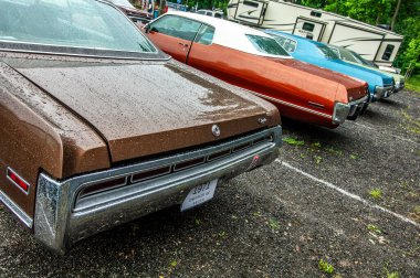 Eski Amerikan arabası arabanın önüne park etmiş.