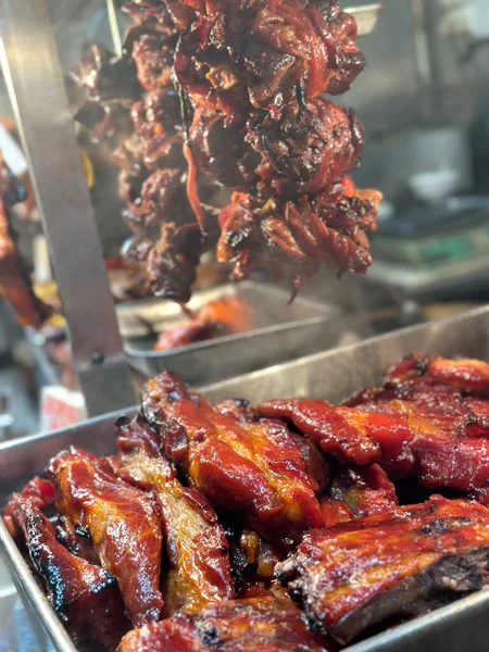 垂直方向的香港熟食烧烤猪肉于夜市发售 — 图库照片