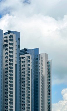 Gündüz vakti Hong Kong 'da kalabalık binalar var.