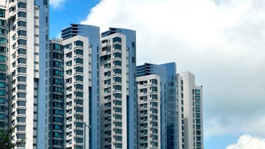 Gündüz vakti Hong Kong 'da kalabalık binalar var.