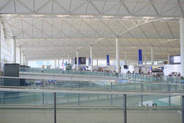 Hong Kong uluslararası havaalanı terminali kalkış salonu.