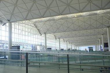 Hong Kong uluslararası havaalanı terminali kalkış salonu.