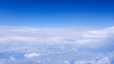 Beyaz kabarık bulutlu yatay eğimli mavi gökyüzü