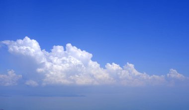 Beyaz kabarık bulutlu yatay eğimli mavi gökyüzü