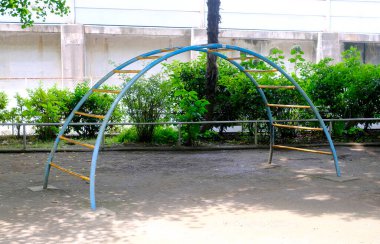 Japonya 'daki çocuk ve çocuklar için mavi neşeli tırmanma çerçevesi