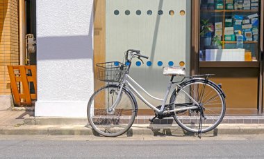 Japonya 'da gündüz vakti eski tarz bisikleti olan Japon cephesi sokak dükkânı.