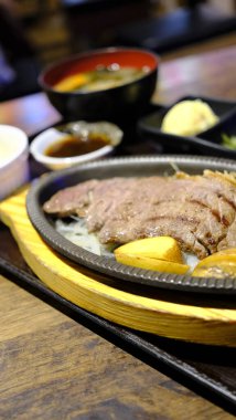 Dikey Japon yemeği dilimlenmiş teppanyaki akşam yemeğini çorba ve patatesle hazırlar.