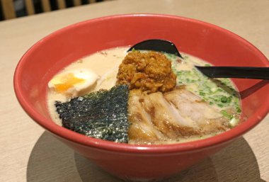 Domuz etli Japon eriştesi, yosun, kırmızı kasede çorba.