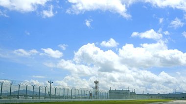 Doğal manzara arka planı, mavi gökyüzü, beyaz bulutlar, havaalanı.