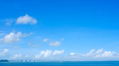 Doğal manzara arka plan, köprü, beyaz bulutlar, okyanus ve kıyı şeridi