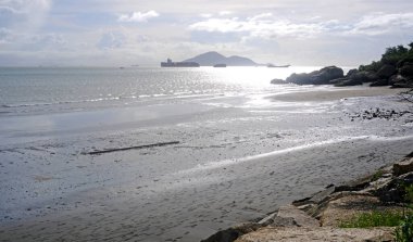 Doğal manzara arka plan, sahil, bulutlar, okyanus, kıyı şeridi ve su dalgaları