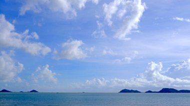 Doğal manzara arka plan, mavi gökyüzü, beyaz bulutlar, okyanus, kıyı şeridi ve bazı adalar